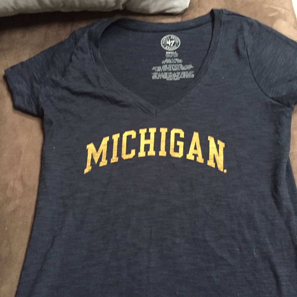 NWOT-Michigan v- neck tee -small